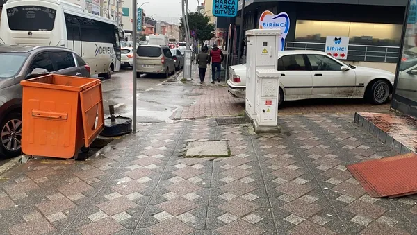 kocaelide-cadde-ortasinda-utanmazlik-mide-bulandiran-olay-saniye-saniye-kamerada-1642063078827.jpg Kocaeli’de cadde ortasında utanmazlık! Mide bulandıran olay saniye saniye kamerada - 3