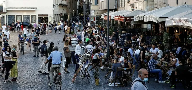 İtalya’da gençlere corona virüs uyarısı!