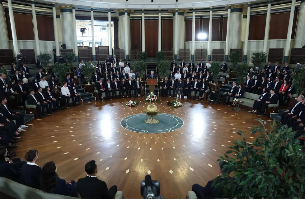 baskan-erdogan-19-mayista-gencler-ve-sporcularla-bir-araya-geldi-kirli-elleri-arkasinda-kim-olduguna-bakmadan-1779221470277.jpg Fotoğraf (AA)