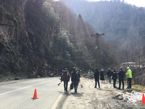 rizede-heyelan-riski-ayder-yaylasina-ulasim-kapandi-1648388572850.jpg Rize'de heyelan riski! Ayder Yaylası'na ulaşım kapandı - 2