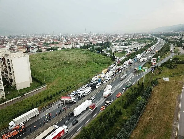 temde-kontrolden-cikan-kamyon-devrildi-ankara-yonu-ulasima-kapandi-1684318669804.jpeg TEM'de kontrolden çıkan kamyon devrildi! Ankara yönü ulaşıma kapandı - 2