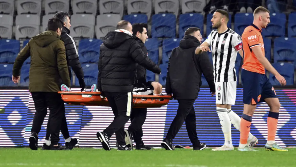 Beşiktaş'ta Başakşehir maçında şok sakatlık! Tayyip Talha Sanuç sedye ile maçı terk etti