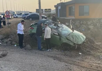 Diyarbakır'da otomobil takla attı: 3 yaralı