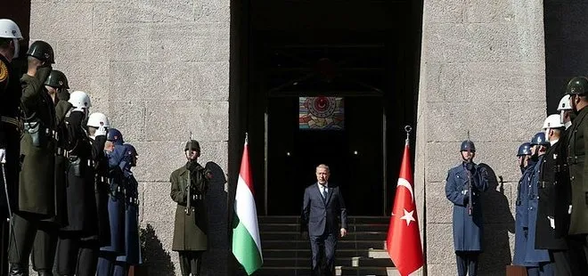 Türkiye ve Macaristan arasında imzalar atıldı! Bakan Hulusi Akar ve Macar mevkidaşından basın açıklaması