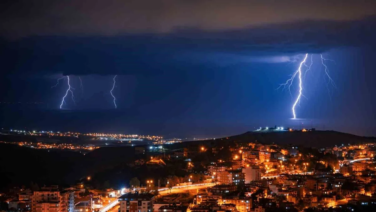 İskenderun Körfezi'nde şimşeklerin dansı! Geceyi aydınlattı