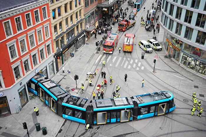 Oslo’da bir tramvay raydan çıktı mağazaya daldı!