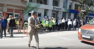 Bilecik Valisi'ne yaya etkinliğinde araba çarpıyordu