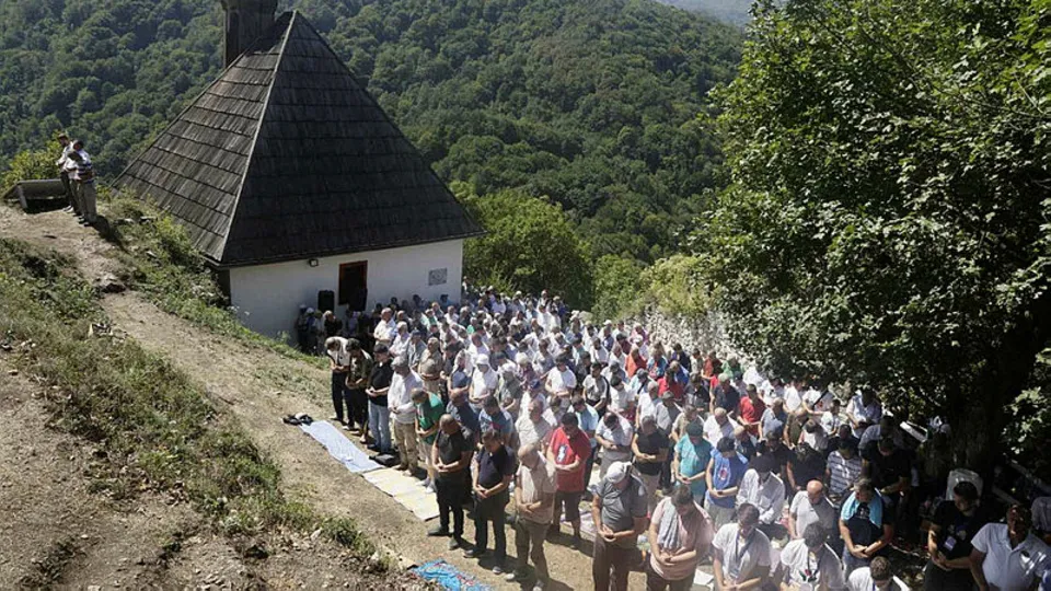 Osmanlı askerleri inşa etti | Yılda sadece 1 kez “Cuma Namazı” kılınıyor! Kuşlat Camii’nin hikayesi…