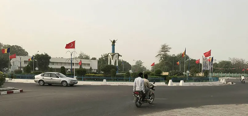 Cumhurbaşkanı Erdoğan'ın ziyareti öncesi Çad sokakları Türk bayraklarıyla süslendi
