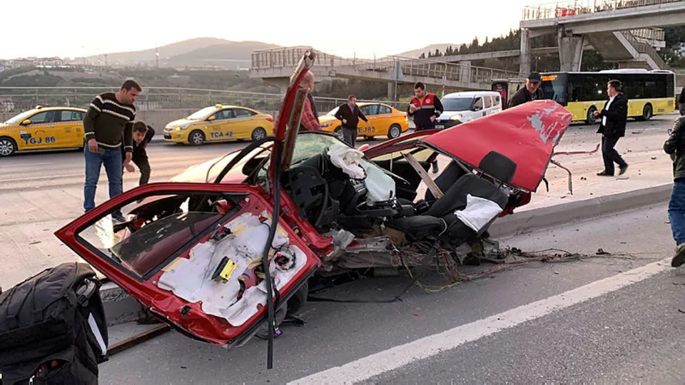 Kadıköy'de feci kaza! Otomobil ikiye bölündü! Korkunç görüntüler