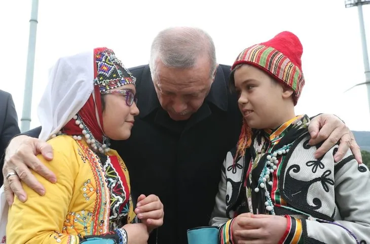 Başkan Erdoğan’a Bursa’da sevgi seli! O çocuğu alnından öptü