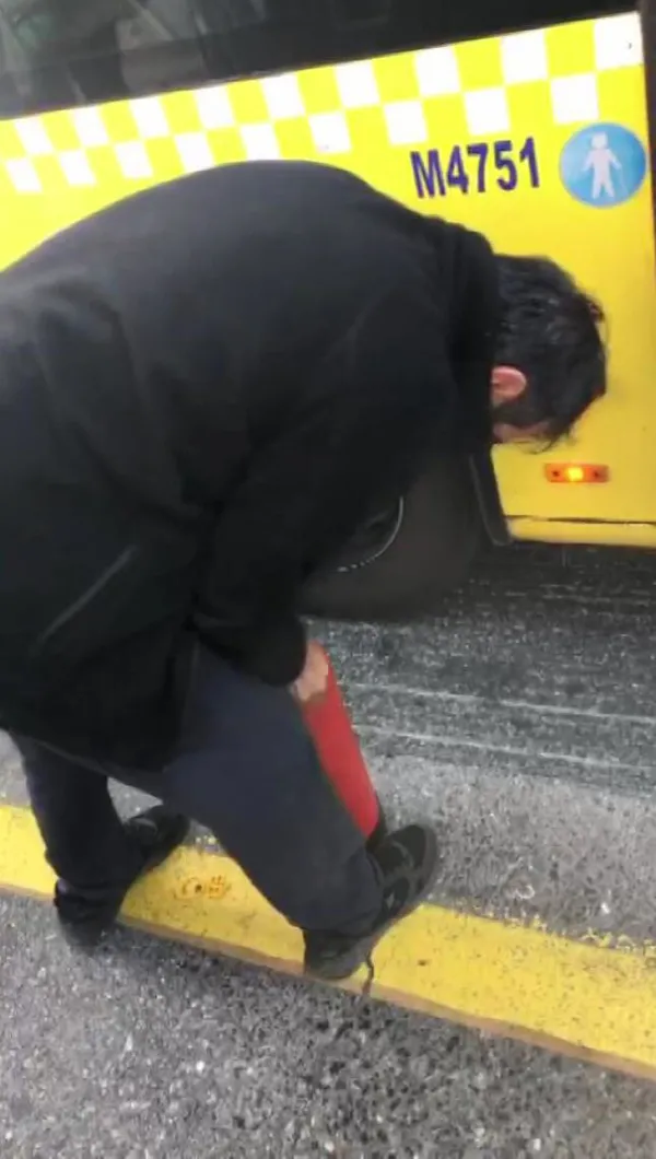 Son dakika: Avcılar'da metrobüsten lastiğinden duman yükseldi! Yolcular tahliye edildi - 2