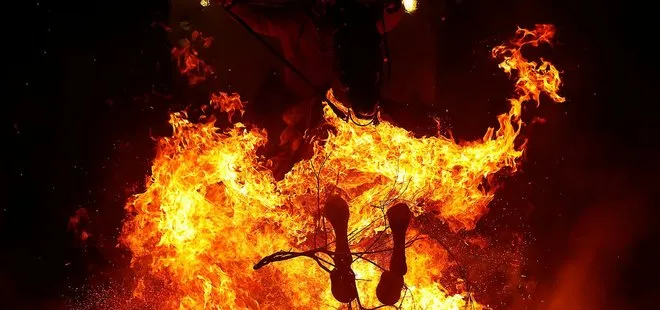400 yıllık gelenek! İspanya’da atlar ateş üzerinden atlatıldı | Hayvan hakları dernekleri tepki gösteri