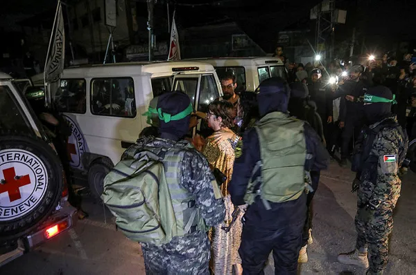 Katil İsrail insani ara tanımıyor! 3 hastane ve mülteci kampına kuşatma! Rehine takası sonrası ambulansta gözaltı...