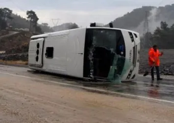 Kemer'de tur midibüsü devrildi: 13 yaralı
