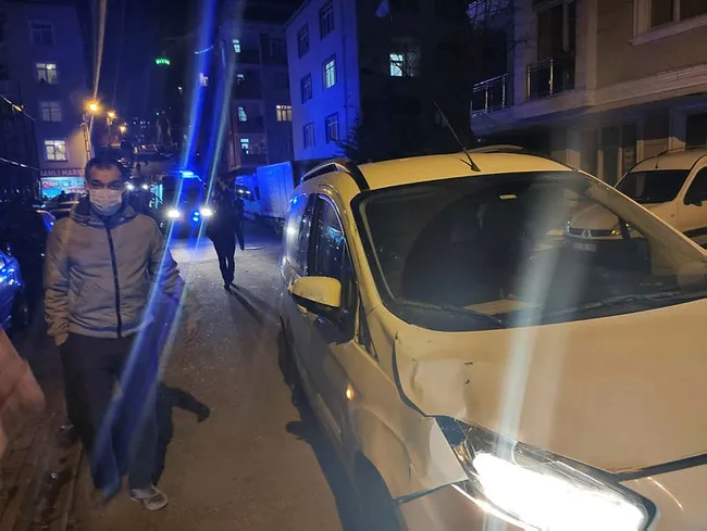 İstanbul’da kaza yapan araçla park halindeki otomobilin arasında kaldı - 7