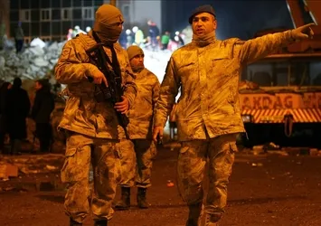 Mehmetçik 24 saat görevde! Enkaz altındakine koşup dağ köyüne uçtu, yağmacıyla mücadele edip sokakta uyudu