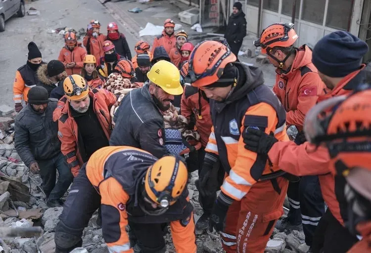 17 Ağustos'tan 6 Şubat'a afet yönetiminde büyük dönüşüm: 48 saatlik bekleyişten 23 dakikada ilk kurtarmaya güçlü devlet refleksi - 12
