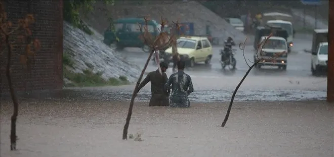 Pakistan’da muson yağmurları nedeniyle ölenlerin sayısı 298’e yükseldi