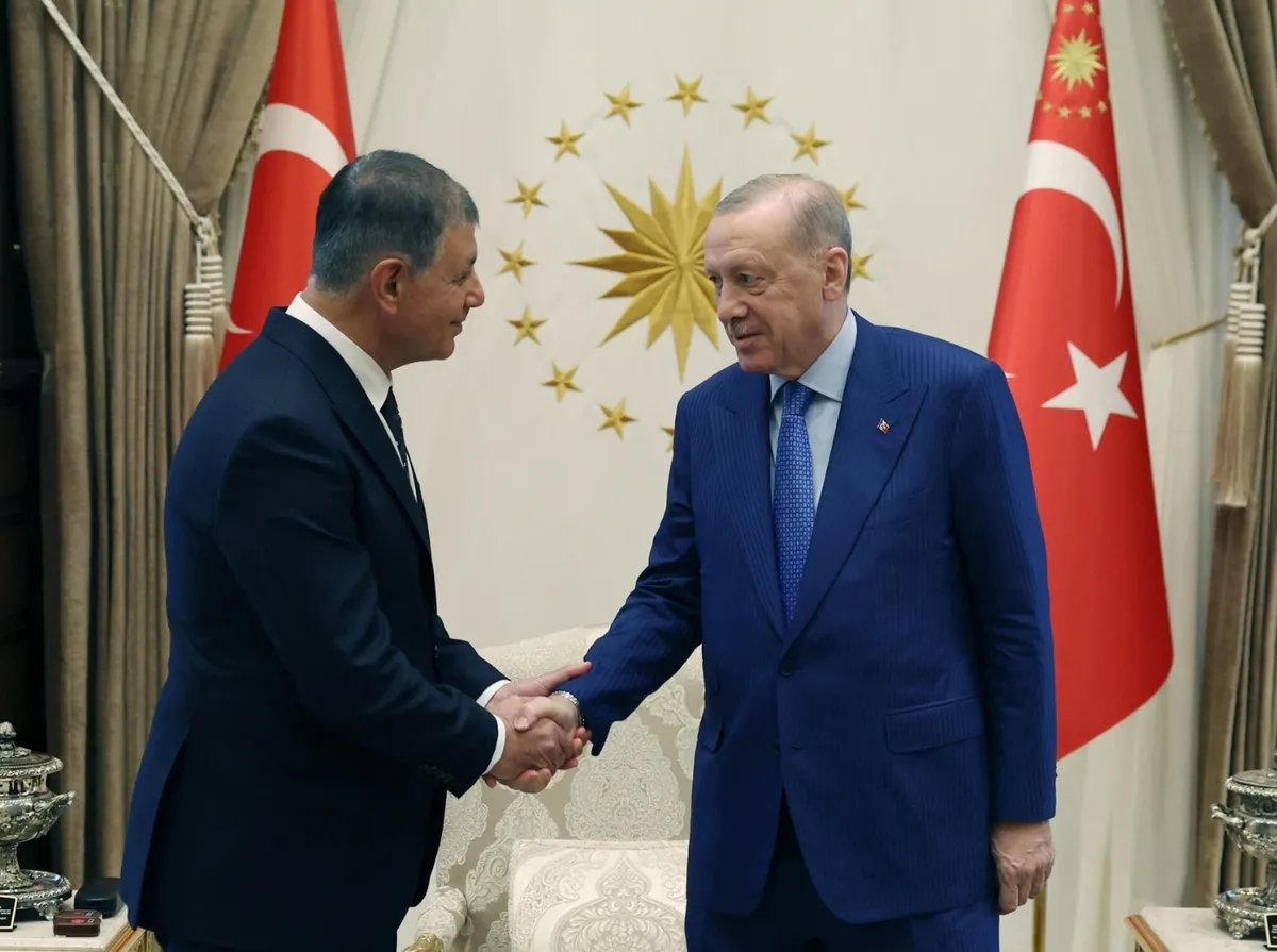 cemil-tugay-ak-partiye-mi-geciyor-ak-partiden-dikkat-ceken-izmir-paylasimi-1791308286308.jpeg Başkan Recep Tayyip Erdoğan, daha önce İzmir Büyükşehir Belediye Başkanı Cemil Tugay’ı Cumhurbaşkanlığı Külliyesi’nde kabul etmişti. (AA)