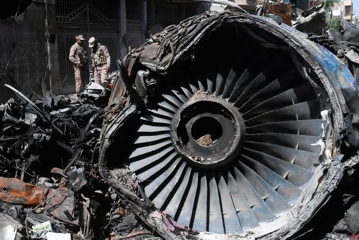 Pakistan’da düşen uçağın pilotu yapılan 3 ikazı da dikkate almamış