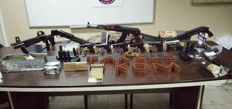 Duvarın içinden cephanelik çıktı