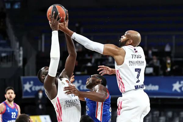 anadolu-efes-yeniden-final-fourda-temsilcimizden-buyuk-basari-1620154003477.jpg Anadolu Efes yeniden Final Four'da! Temsilcimizden büyük başarı - 3