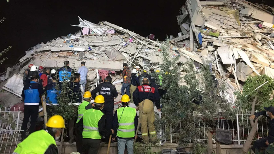 Somalı madenciler eylemi bırakıp İzmir depremi için yardıma koştu