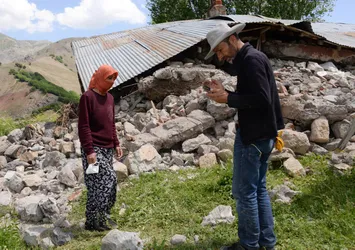 Bingöl depreminde evi yıkıldı! Taş yığınlarının altında yaşam mücadelesi verdiler...