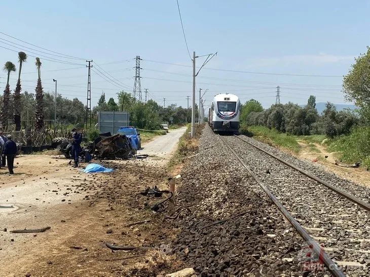 İzmir’de korkutan kaza! Tren traktöre çarptı