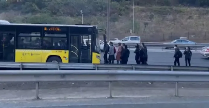 Son dakika: Yine aynı manzara yine İstanbul! İETT otobüslerinden biri arızalandı diğerinin balataları yandı - 6