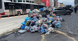 Çiğli’de çöpler konteynerlerden sokağa taştı