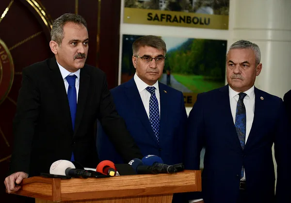 1651073417836.jpg Okullarda maske zorunluluğu kaldırılmasının ardından ilk gün! Bakan Mahmut Özer: Uzun süredir bugünleri bekliyorlardı - 6
