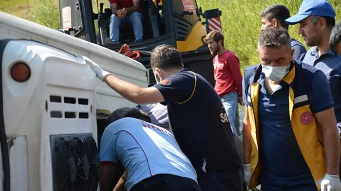 Ağrı'da düğüne gidenlerin minibüsü dereye devrildi: 13 yaralı - 1