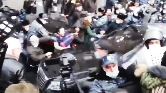 Son dakika: Ermenistan’da sular durulmuyor! Protestocular Başbakanlık binasını kuşattı...