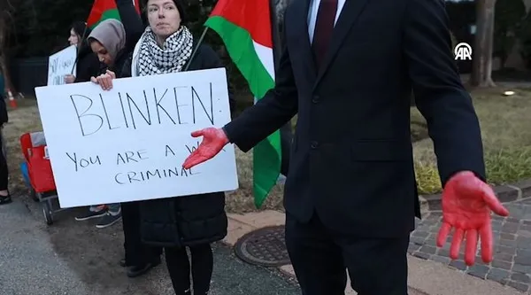 ABD Dışişleri Bakanı Blinken'ın aracına Gazze'de dökülen kanı temsilen kırmızı boya atıldı! "Savaş suçlusu" sloganları... - 2