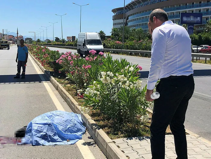 Antalya'da otomobilin çarptığı rehber feci şekilde can verdi - 1