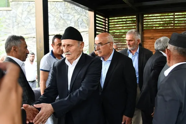 husumetli-aileleri-hakkari-valisi-baristirdi-1657821521311.jpg Husumetli aileleri Hakkari Valisi barıştırdı - 2