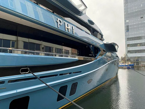 İngiltere yaptırımlar kapsamında ilk kez bir Rus yatına el koydu