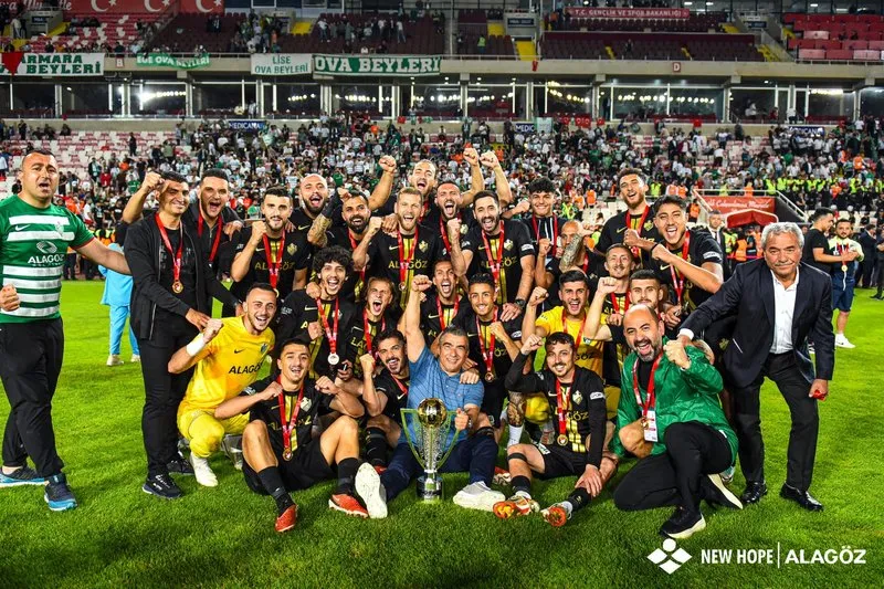 Trendyol 1. Lig’e yükselen Iğdır FK kupasını kaldırdı