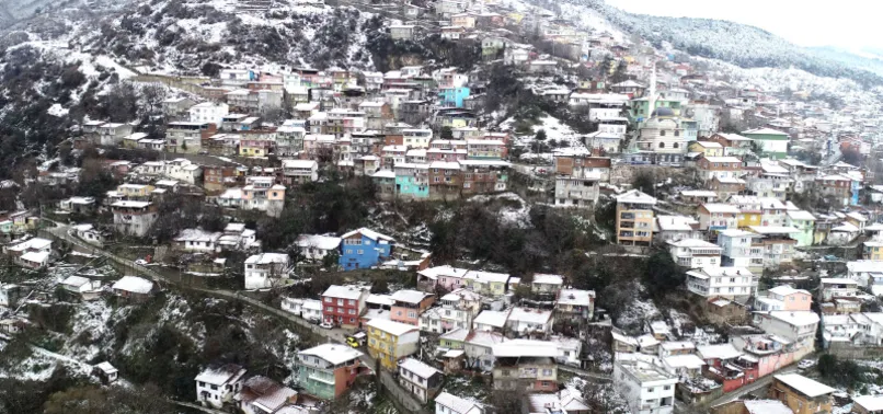 Kar altındaki gecekondulardan renkli görüntüler