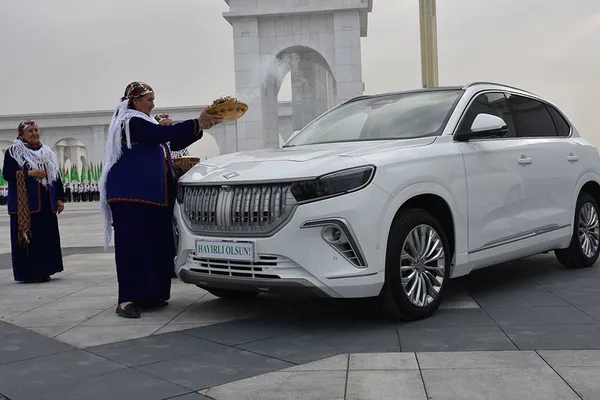 Bakan Mehmet Fatih Kacır’dan Türkmenistan’a TOGG hediyesi! Devlet Başkanı Serdar Berdimuhamedov’a törenle teslim edildi! Direksiyona alaca bağlanıp tütsülendi