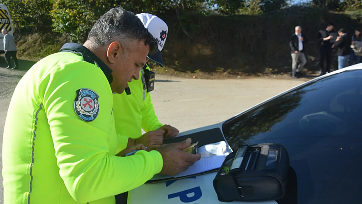 YENİ TRAFİK CEZALARI SON DURUM | Yasa değişikli Meclis'ten geçti mi, maddeleri neler? Yaş sınırı, hız limiti, makas, drift...