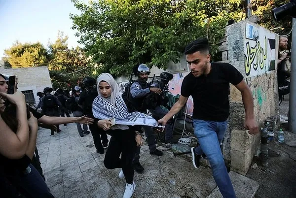 1621108265532.jpg Katil İsrail'in barbar polisleri! Kadınları darp ettiler - 2
