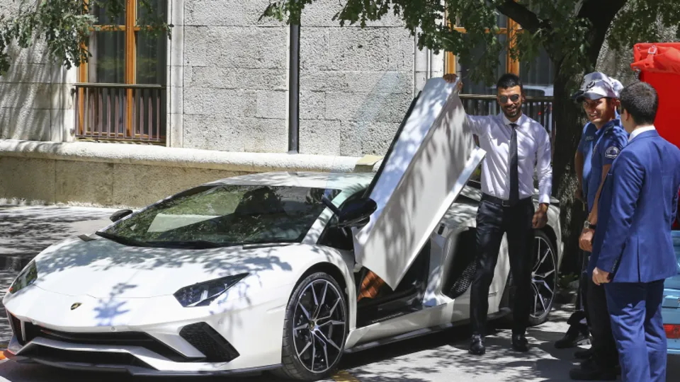 AK Parti Sakarya Milletvekili Kenan Sofuoğlu TBMM'ye Lamborghini ile geldi