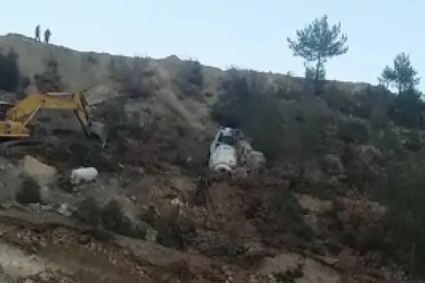 Kütahya'da feci kaza! Beton mikseri uçuruma yuvarlandı - 1
