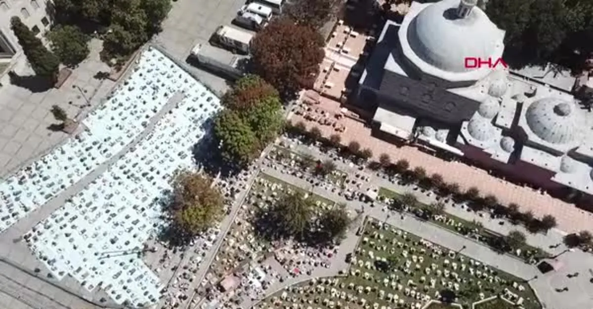 Ayasofya Camii'ndeki cuma namazına yoğun katılım!