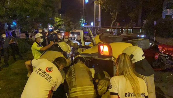 1628392108002.jpg Üsküdar'da feci kaza! Yaralılar uzun uğraşlar sonrası araçtan çıkarıldı - 2