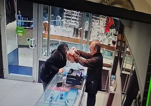 "Polisim" dedi: Bilezikleri alıp kaçtı