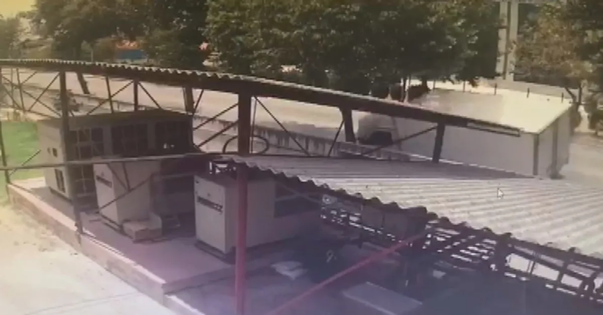 İstanbul Avcılar'da feci kaza! Kamyon ağaçlara çarpıp paramparça oldu! O anlar kamerada